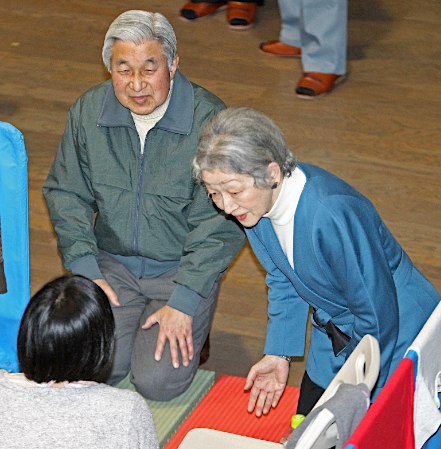 両陛下被災者お見舞い.jpg