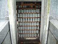 修復を完了した骨壺霊園
