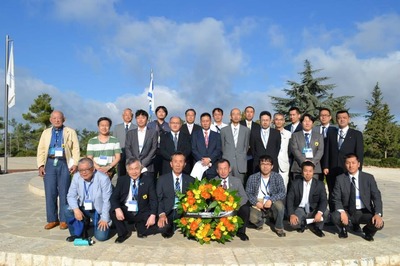 ②ヘルツェルの丘で集合写真.jpg