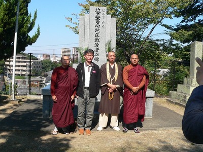 ⑧拉孟雲南地区慰霊碑前で.jpg