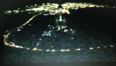 ⑭福岡空港着陸寸前（中央黒は前輪）.jpg