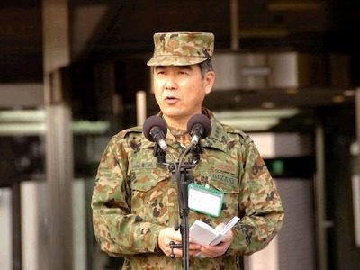 災害派遣時の木崎陸将.jpg